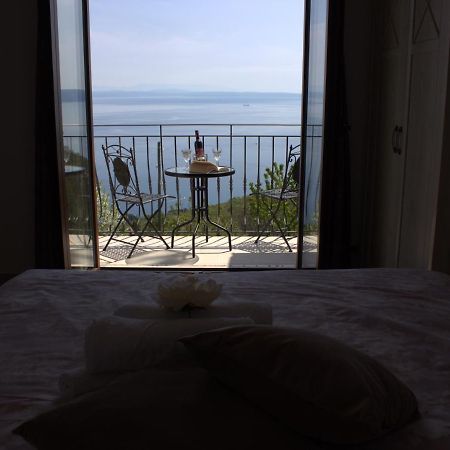 Apartman Sara S Pogledom Na More Lovran Buitenkant foto