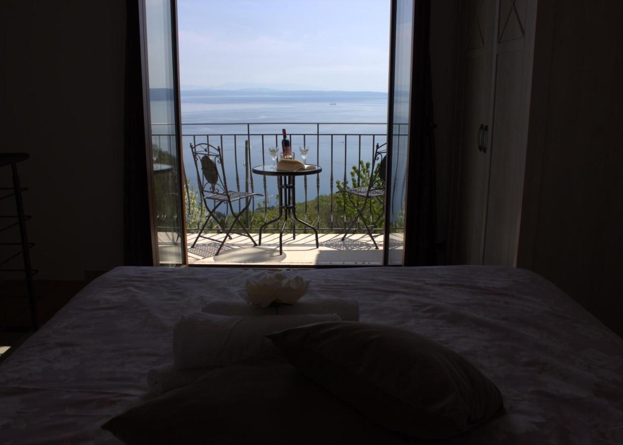 Apartman Sara S Pogledom Na More Lovran Buitenkant foto