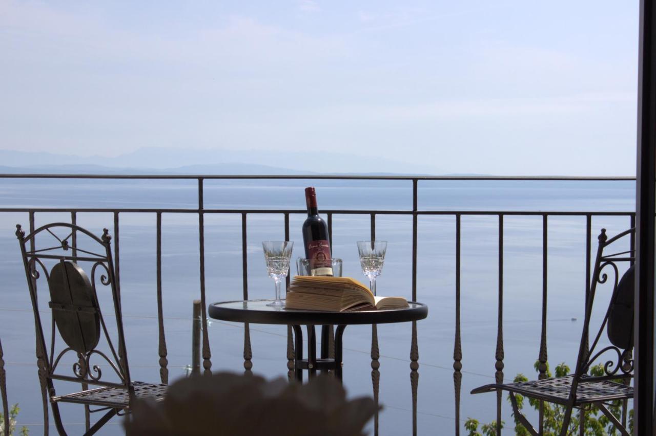Apartman Sara S Pogledom Na More Lovran Buitenkant foto